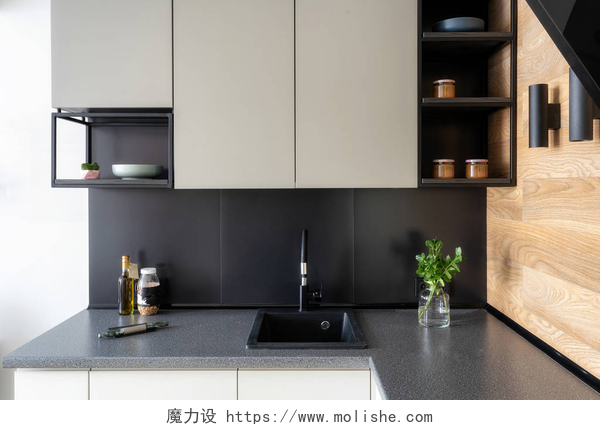 干净明亮的现代化厨房设计优雅的内饰概念。照片的黑色和白色现代厨房家具与架子和不同的东西在桌子上
